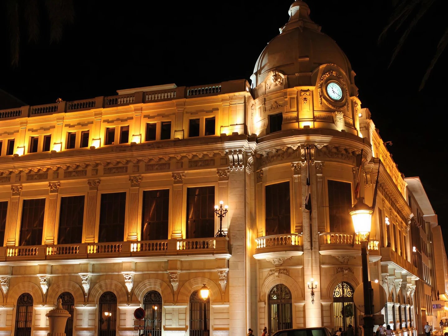 imagen del trabajo de iluminación elaborado por electricidad capa en el palacio autonómico