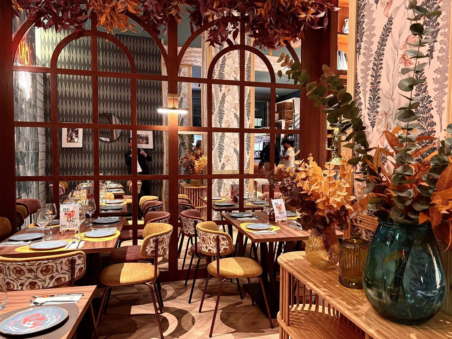 iluminación del restaurante la mafia se sienta en la mesa por electricidad ca-pa