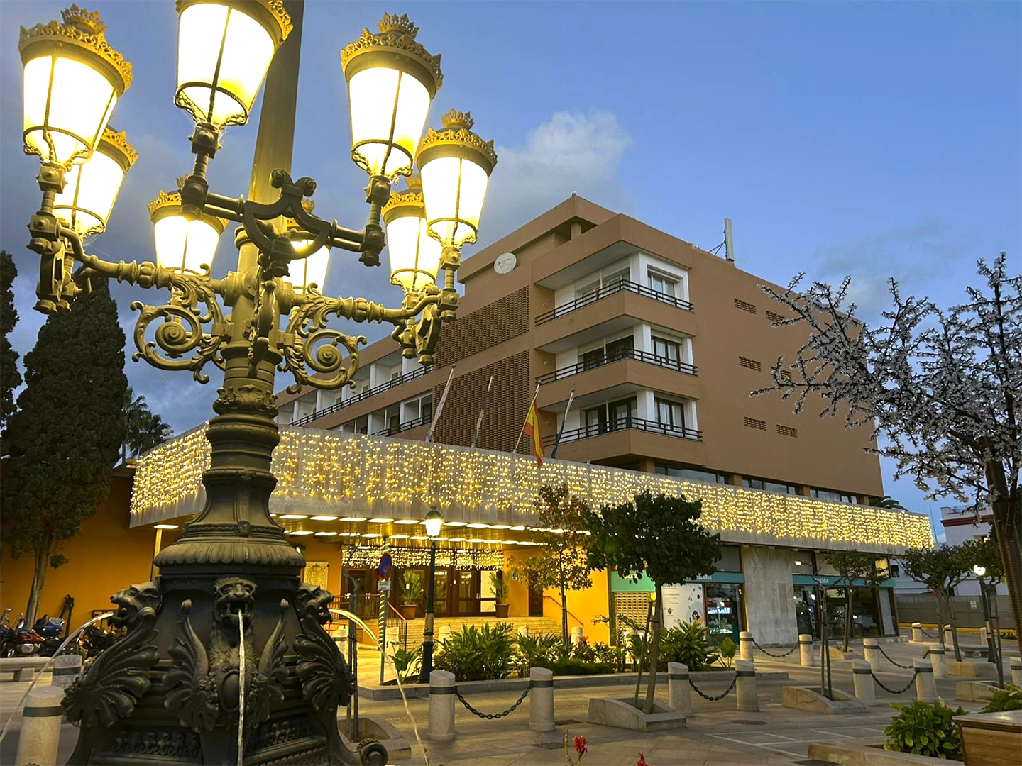 Iluminación LED Navideña de la fachada del Hotel Parador La Muralla por Electricidad CA-PA