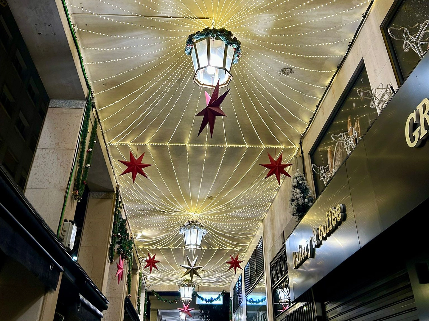 Iluminación LED Navideña en el Paseo del Revellín por Electricidad CA-PA