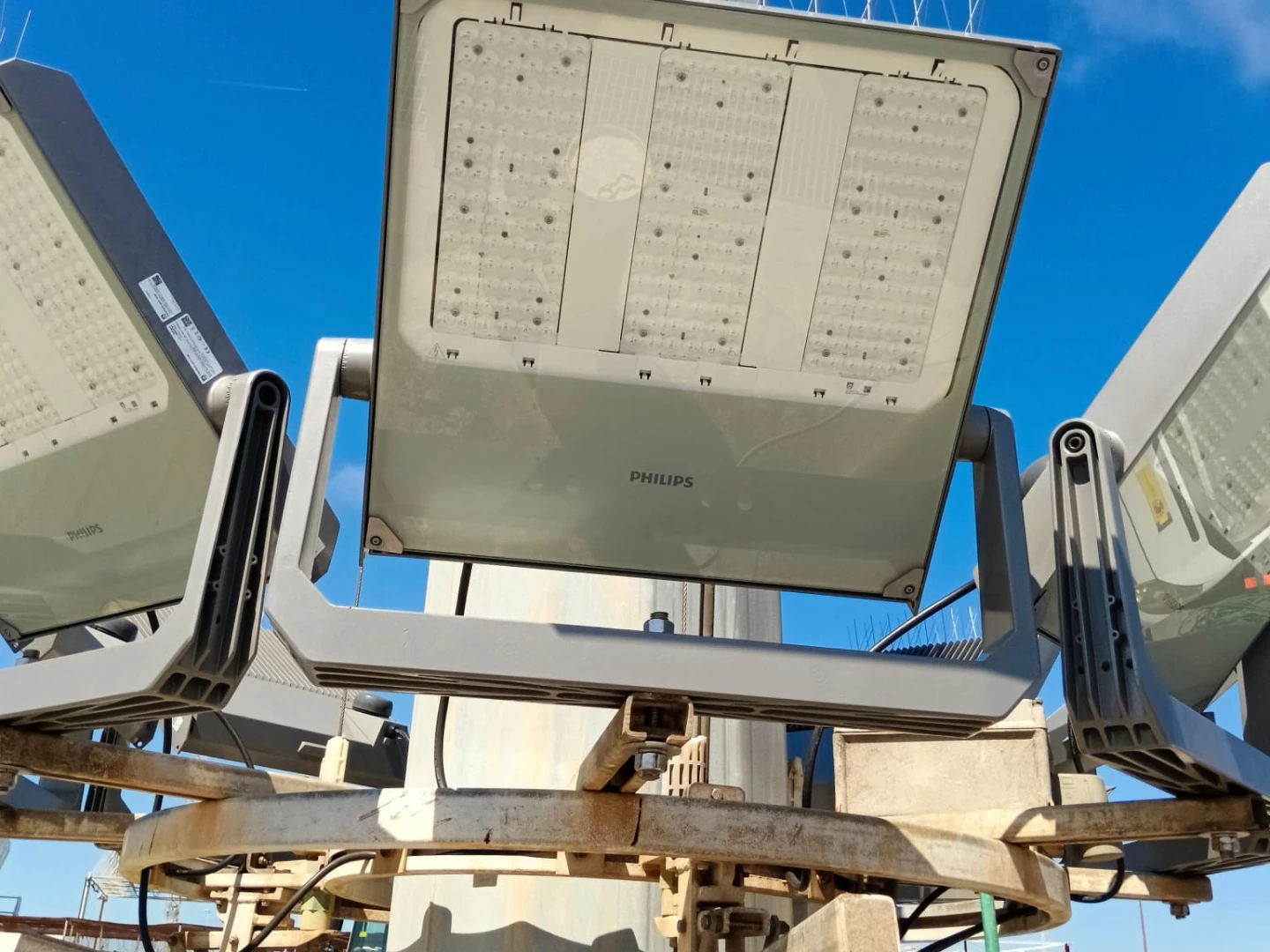 imagen de la instalación de las nuevas luminarias tipo LED en la autoridad portuaria de Ceuta